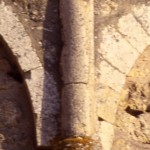 église Ste Croix - colonnette et chapiteau de l'arcature de l'abside